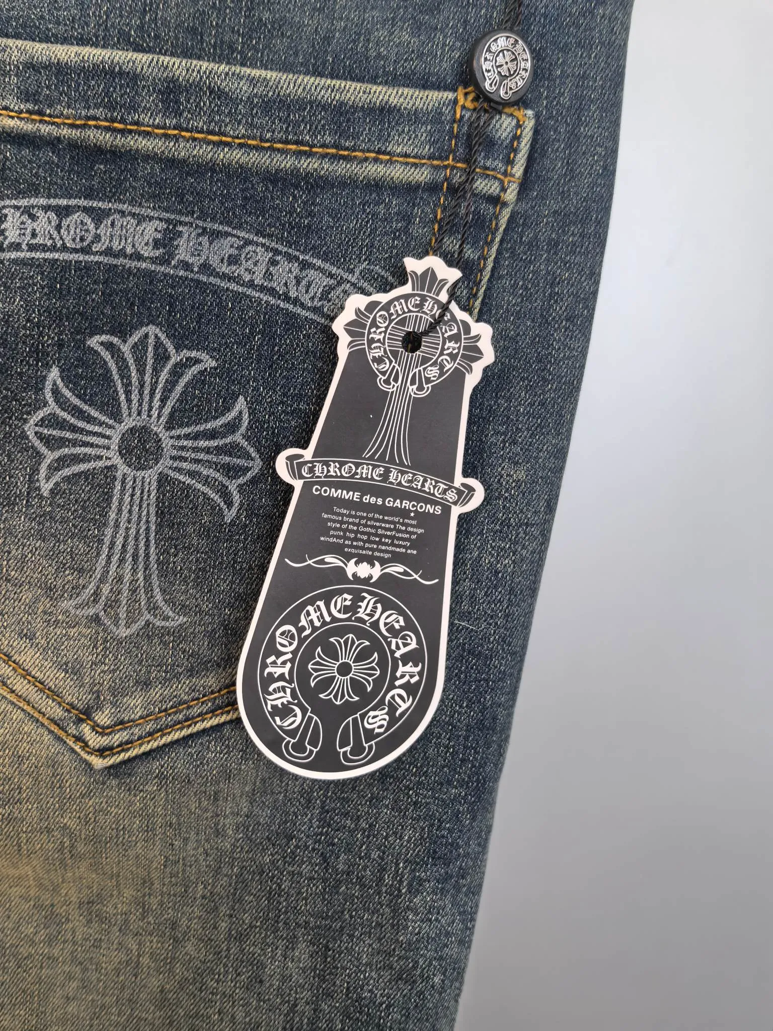 P440 Chrome Hearts men's fashionable large hem jeans, official album and poster wear style!  High-grade imported denim raw-color fabrics are supplied to customers. We specially select pure 13oz denim fabrics from Okayama, Japan. They are washed with heavy-duty environmentally friendly plant enzymes. The texture has a light retro color and is quite beautiful, which is very suitable for the autumn and winter colors. After washing, the fabric is soft and delicate, but has a strong sense of bones and a slight stretch, which provides an excellent comfortable experience. There is no damage from any technical elements throughout the body, retaining the purest tannin color! The details throughout the body are perfect, exquisite and elegant. The latest leather label on the waist highlights the brand's characteristics. The hardware accessories, leather label and wiring all reflect the craftsmanship! The silhouette is perfectly tailored and has excellent butt lift and slimming effect. It can be easily matched with any top in the wardrobe. It has wide compatibility and is suitable for various daily wear. The upper body is full of shape. It is a must-have trousers for those who are obsessed with quality control and 1V! Size: 29-38 No 35 37